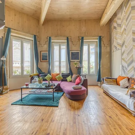 Plein Centre Duplex Apartment *